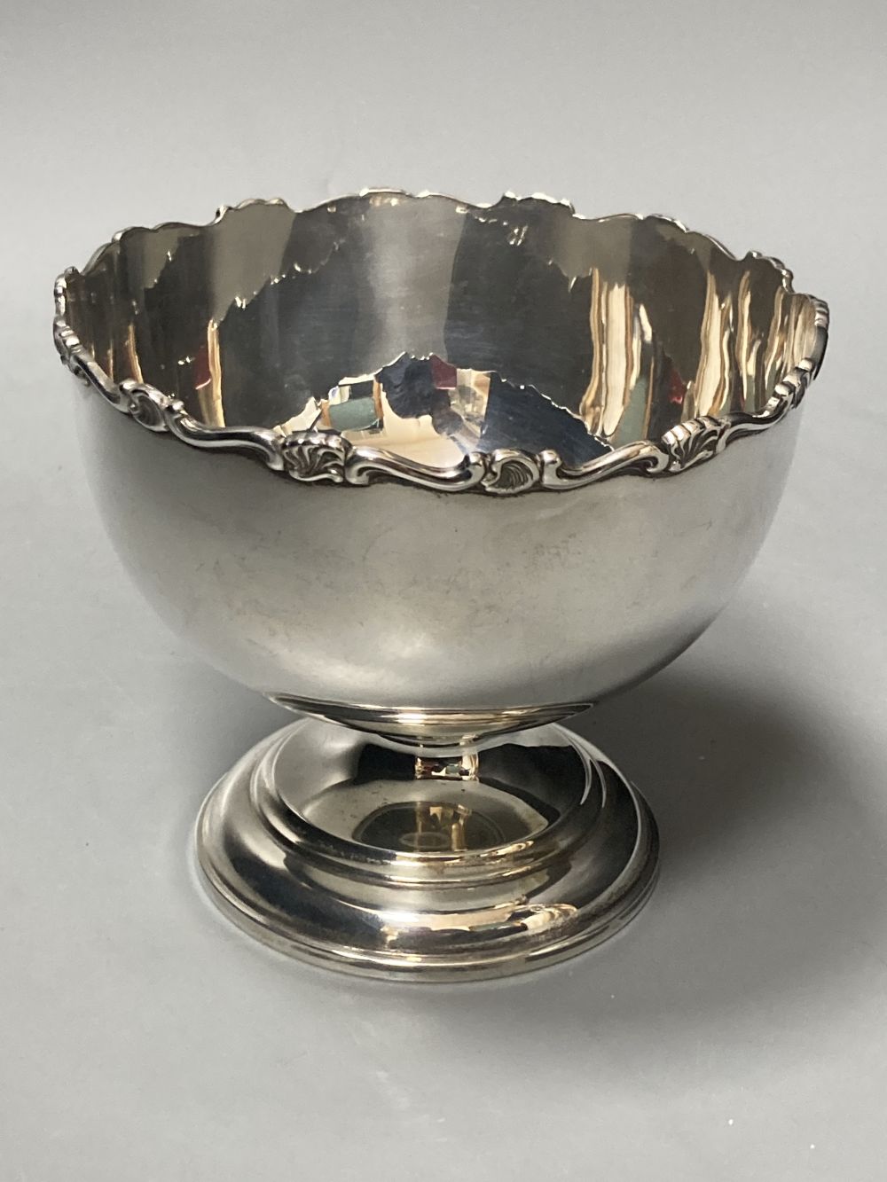 A George V small silver rose bowl, Blackmore & Fletcher Ltd, London, 1923, diameter 14cm, 7.5oz.